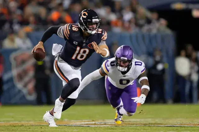 chicago bears quarterback caleb williams eludes minnesota vikings defender