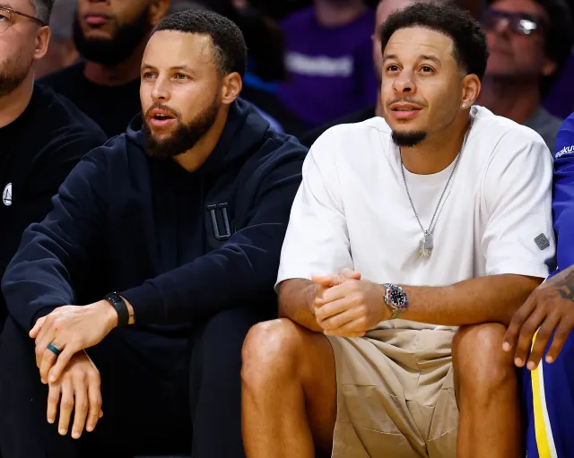 Golden State Warriors guards Stephen Curry and Seth Curry on bench