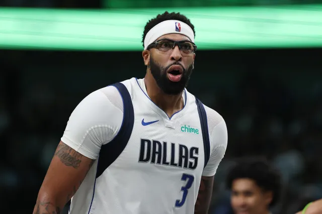 Dallas Mavericks star Anthony Davis in game