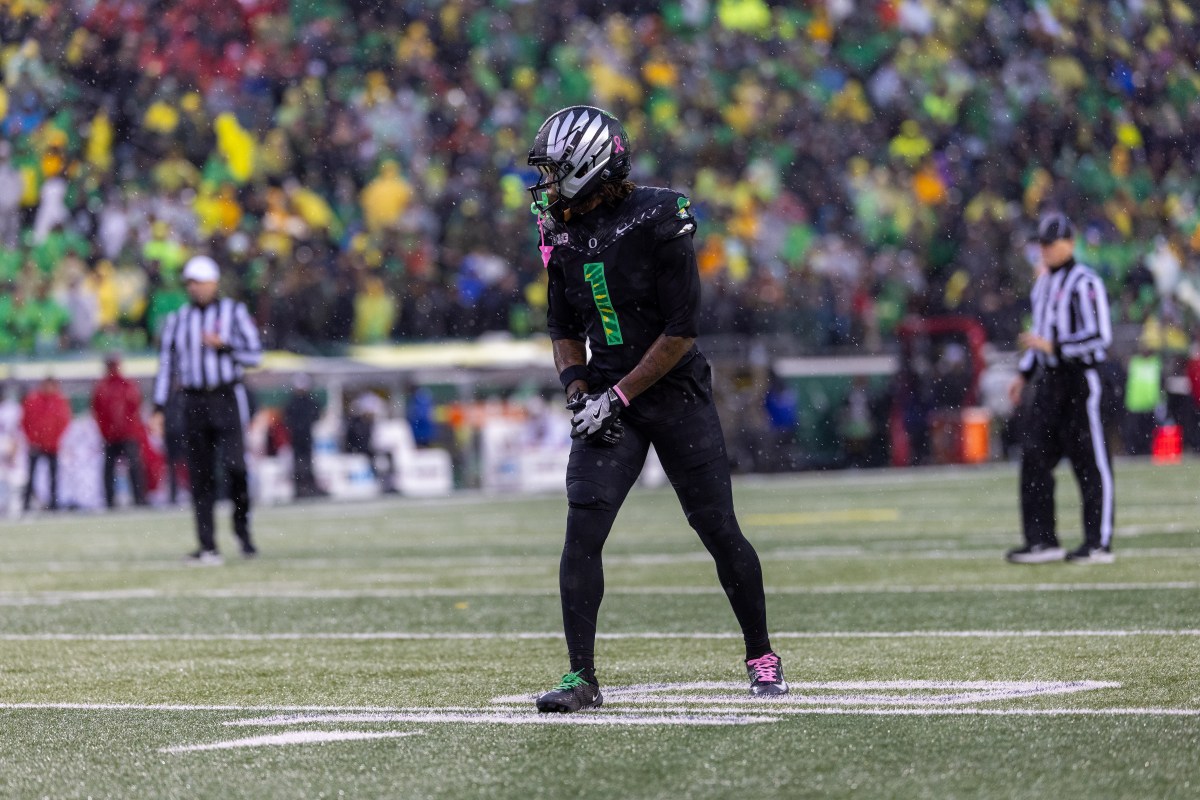 Oregon Gets Brutal Injury News on Star WR Dakorien Moore