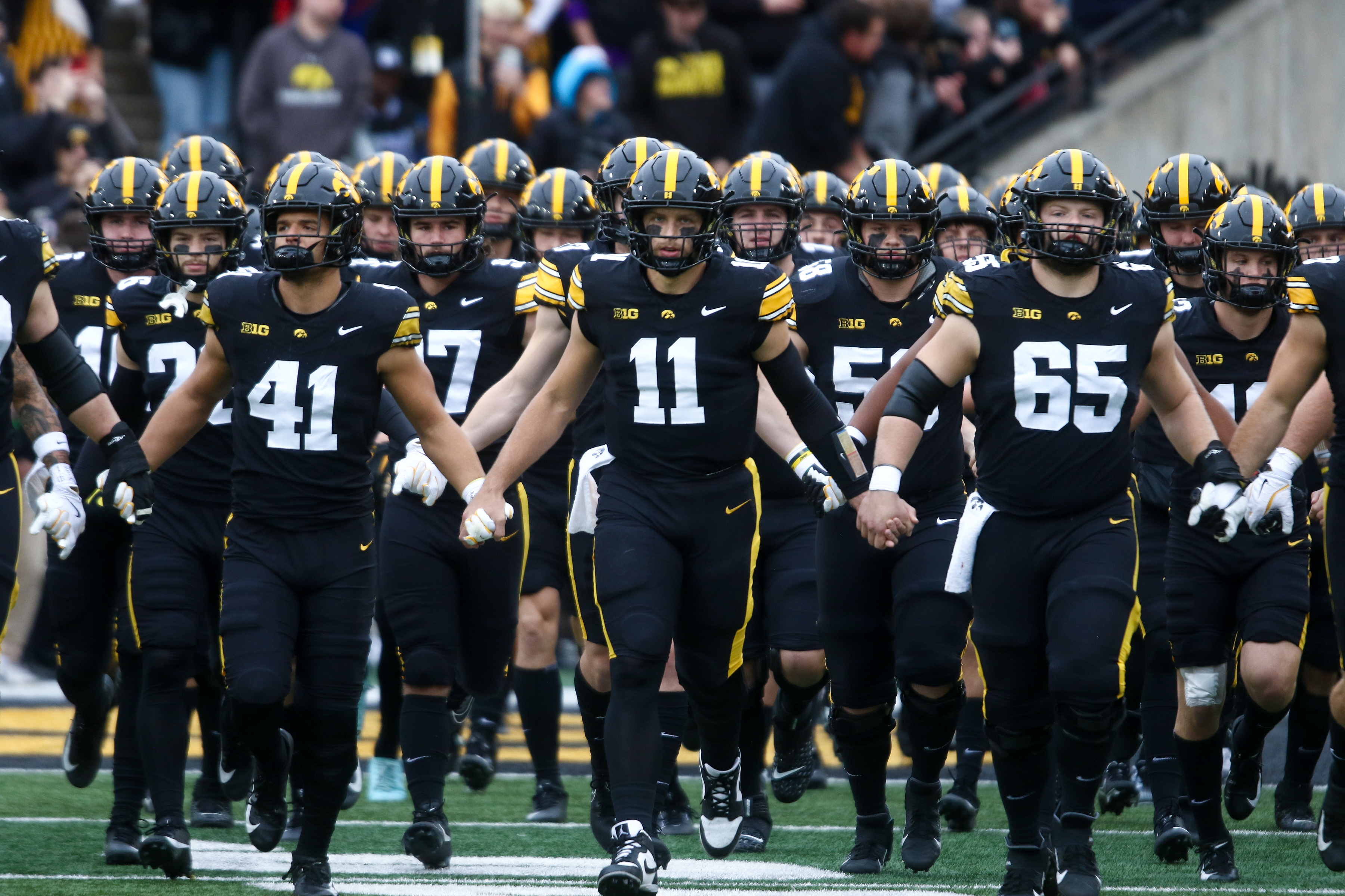 Oregon vs. Iowa Best Bets, College Football Week 11 Betting Preview 📩