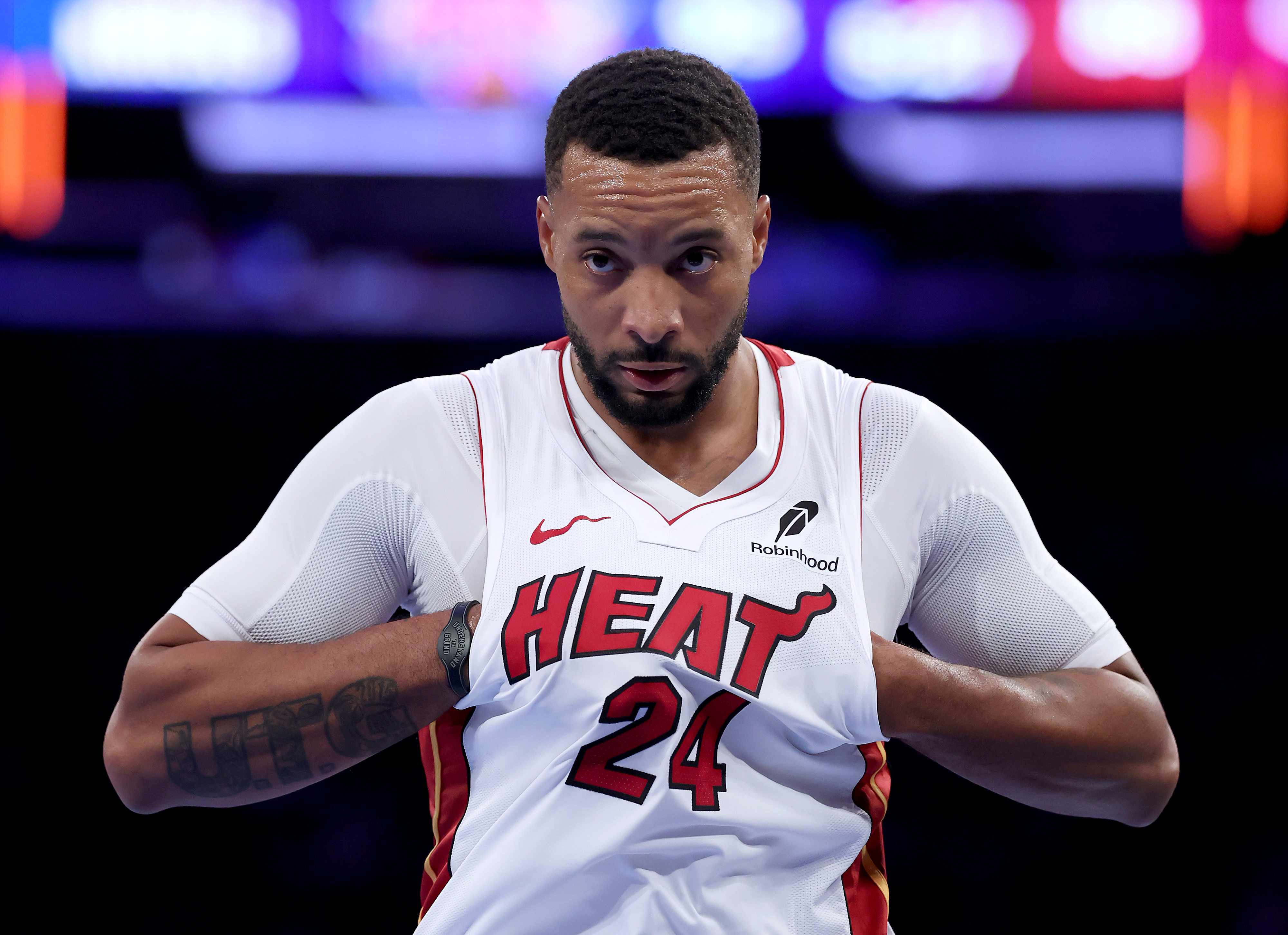 Norman Powell Leaves Heat–Bulls Matchup With Familiar Injury Scare
