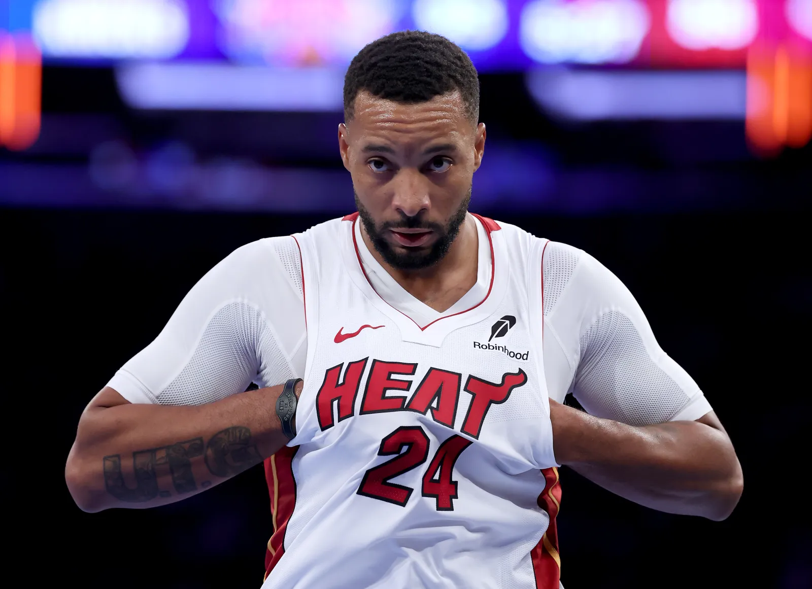 Norman Powell Leaves Heat–Bulls Matchup With Familiar Injury Scare