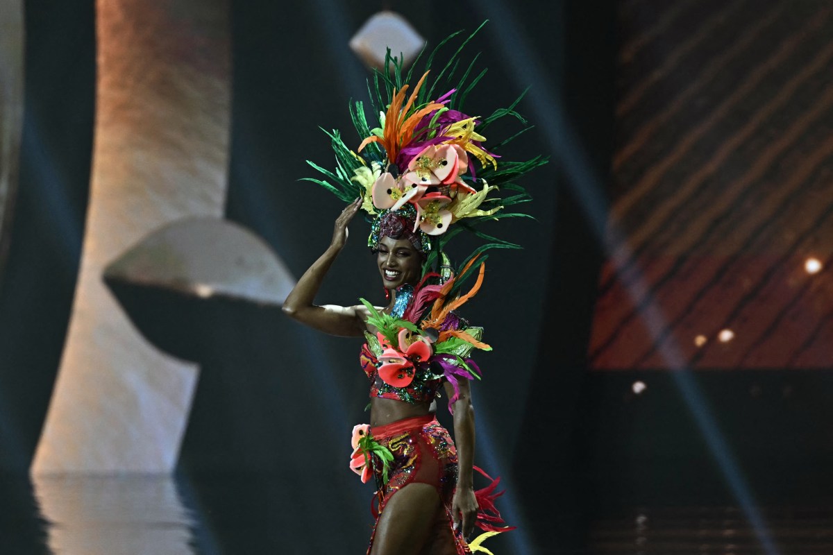 Miss Jamaica Falls Off Stage During Miss Universe Pageant Miss Jamaica Falls Off Stage During Miss Universe Pageant