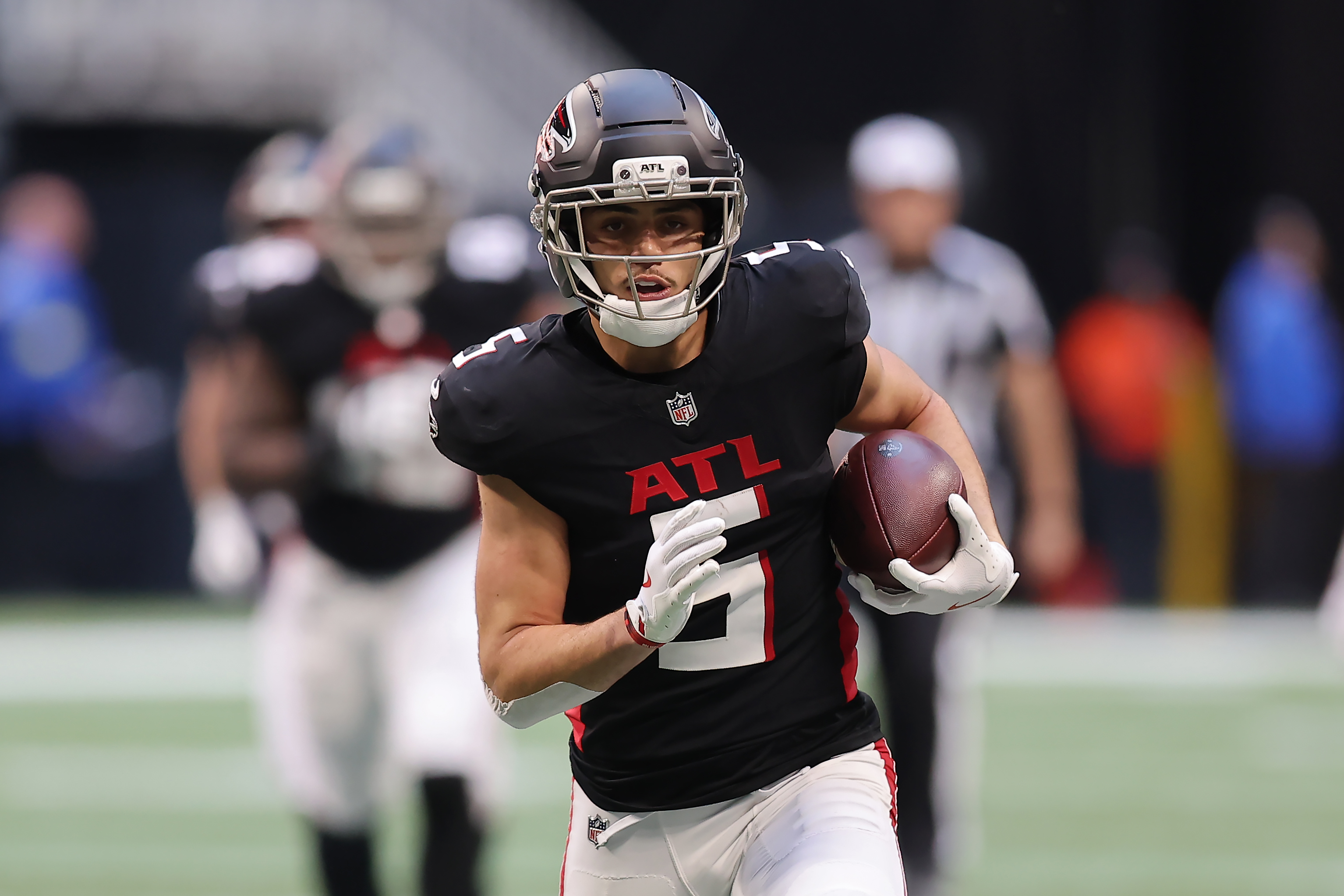 Falcons WR Drake London Leaves Panthers Game With Concerning Knee Injury