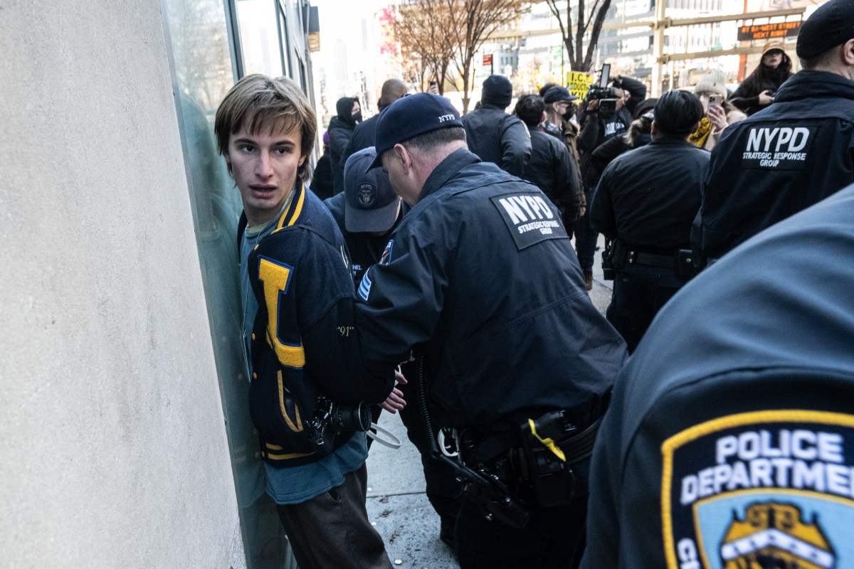 Multiple Arrested as Protesters Block Federal Agents in Manhattan Multiple Arrested as Protesters Block Federal Agents in Manhattan