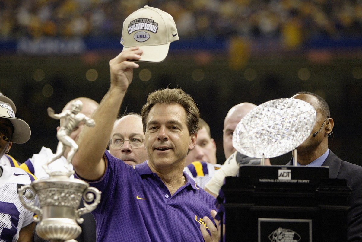 LSU e Nick Saban causam grande agitação entre as peças de Lane Kiffin LSU e Nick Saban causam grande agitação entre as peças de Lane Kiffin