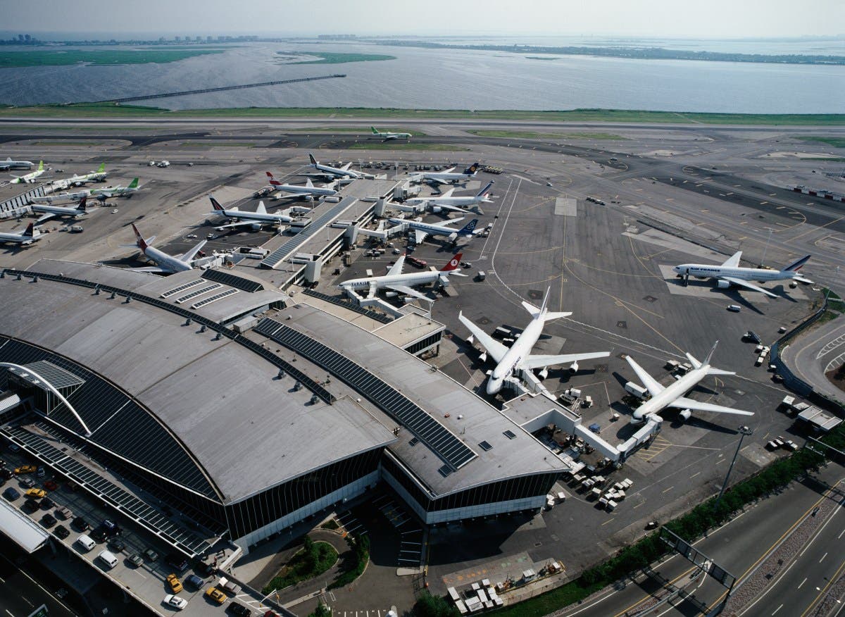Las aerolíneas reaccionan después de que la FAA recortara el tráfico aéreo en medio del cierre del gobierno