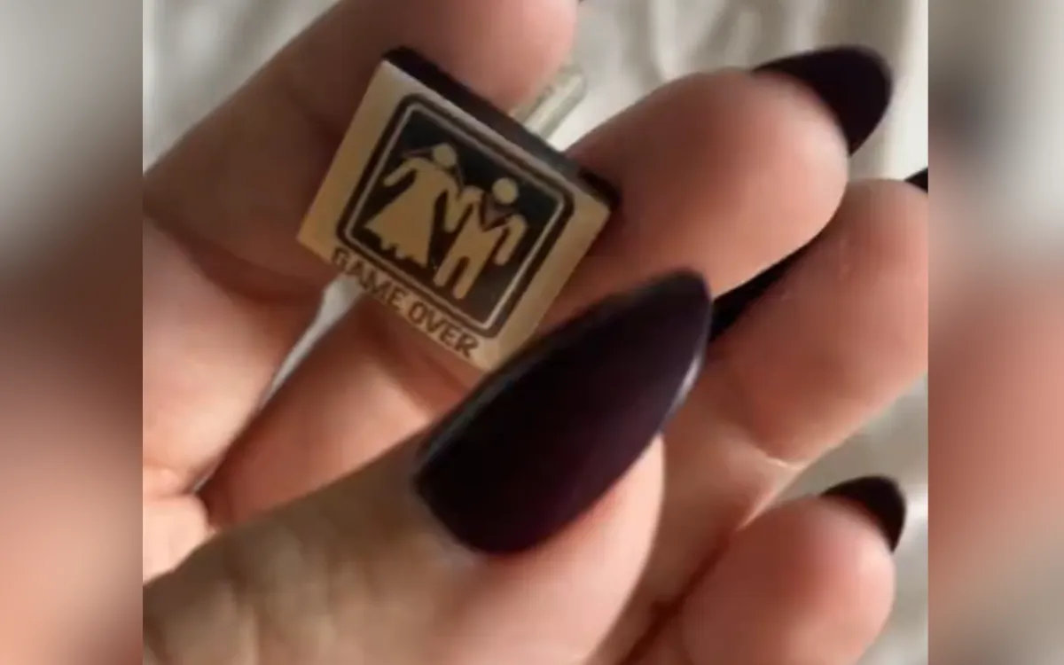 Woman Finds Ex-Husband’s Wedding Cufflinks, Sparks Emotional Realization