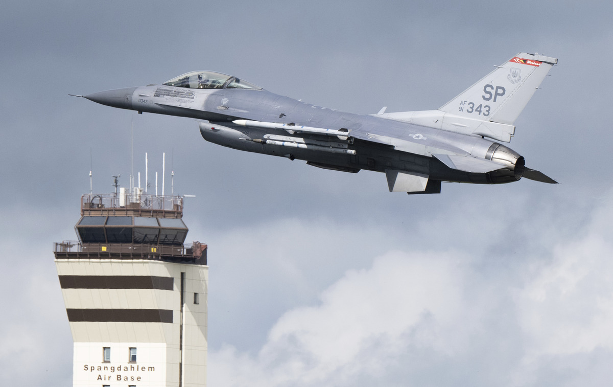 Uma fonte desconhecida disparou um laser contra um caça americano que pousava em uma base aliada da OTAN.