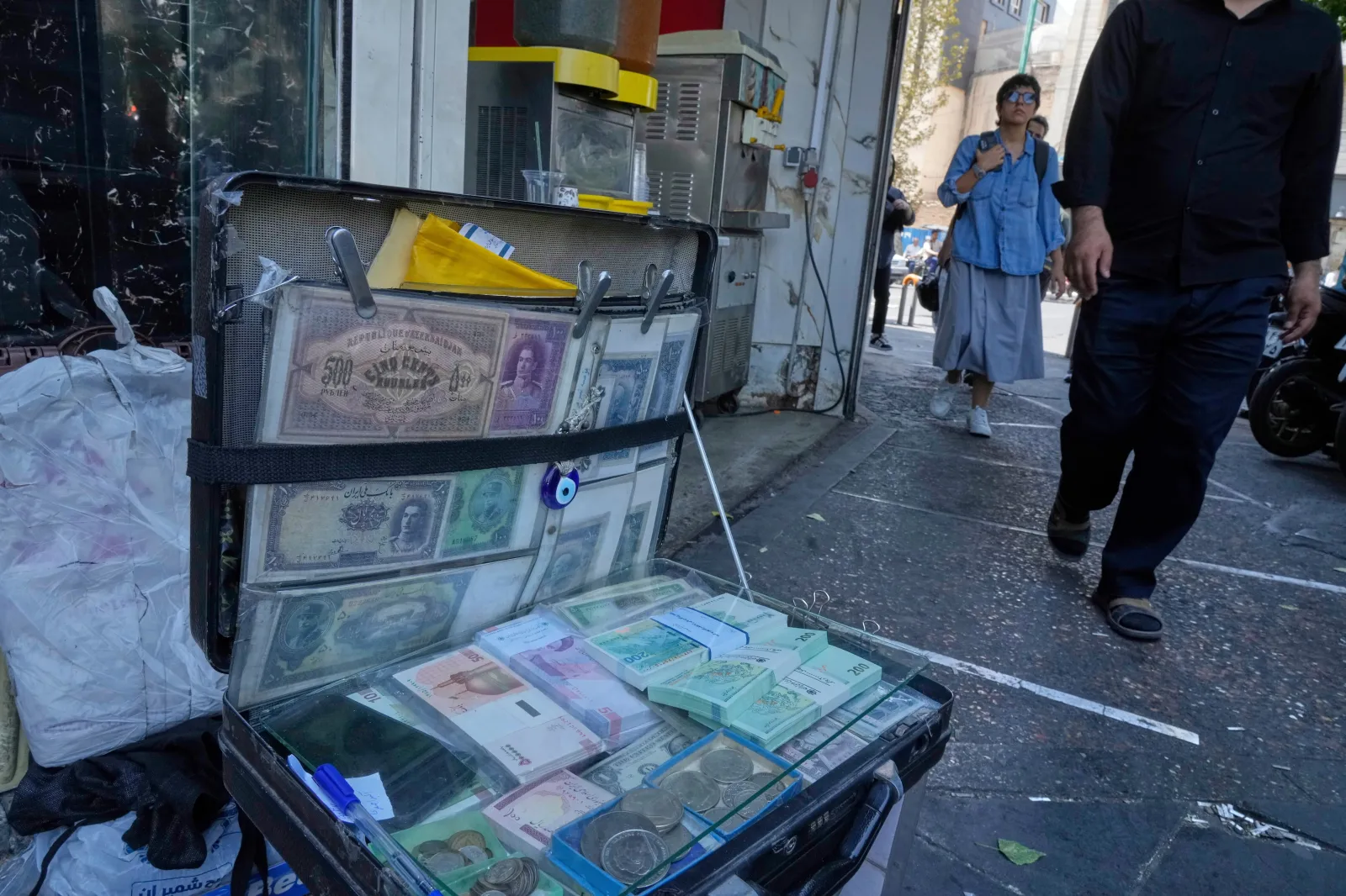 Economic Turmoil in Iran: Central Bank Chief Resigns Amid Protests