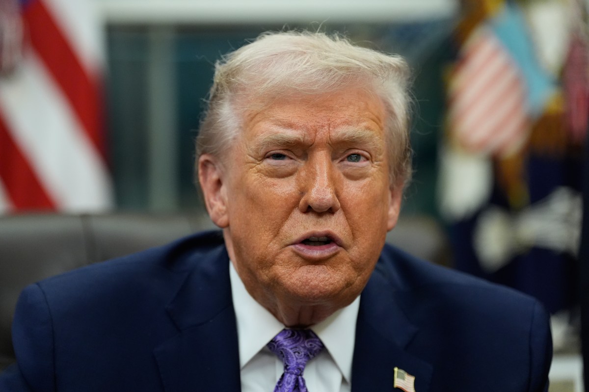 Trump lança nova ameaça sobre os planos nucleares do Irão Trump lança nova ameaça sobre os planos nucleares do Irão