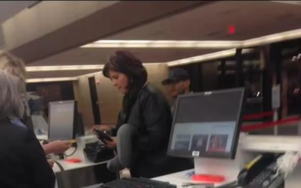 Dad Can’t Pay for Toddler’s Flight—What Woman in Line Does Stuns Everyone