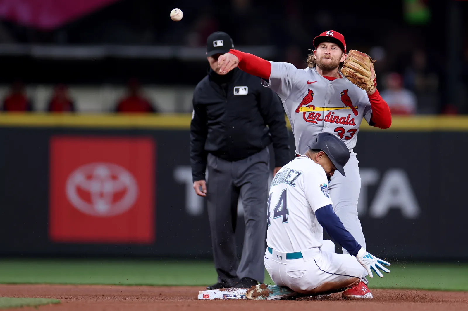 Cardinals Predicted To Cut Ties With Fan Favorite In Trade With Mariners