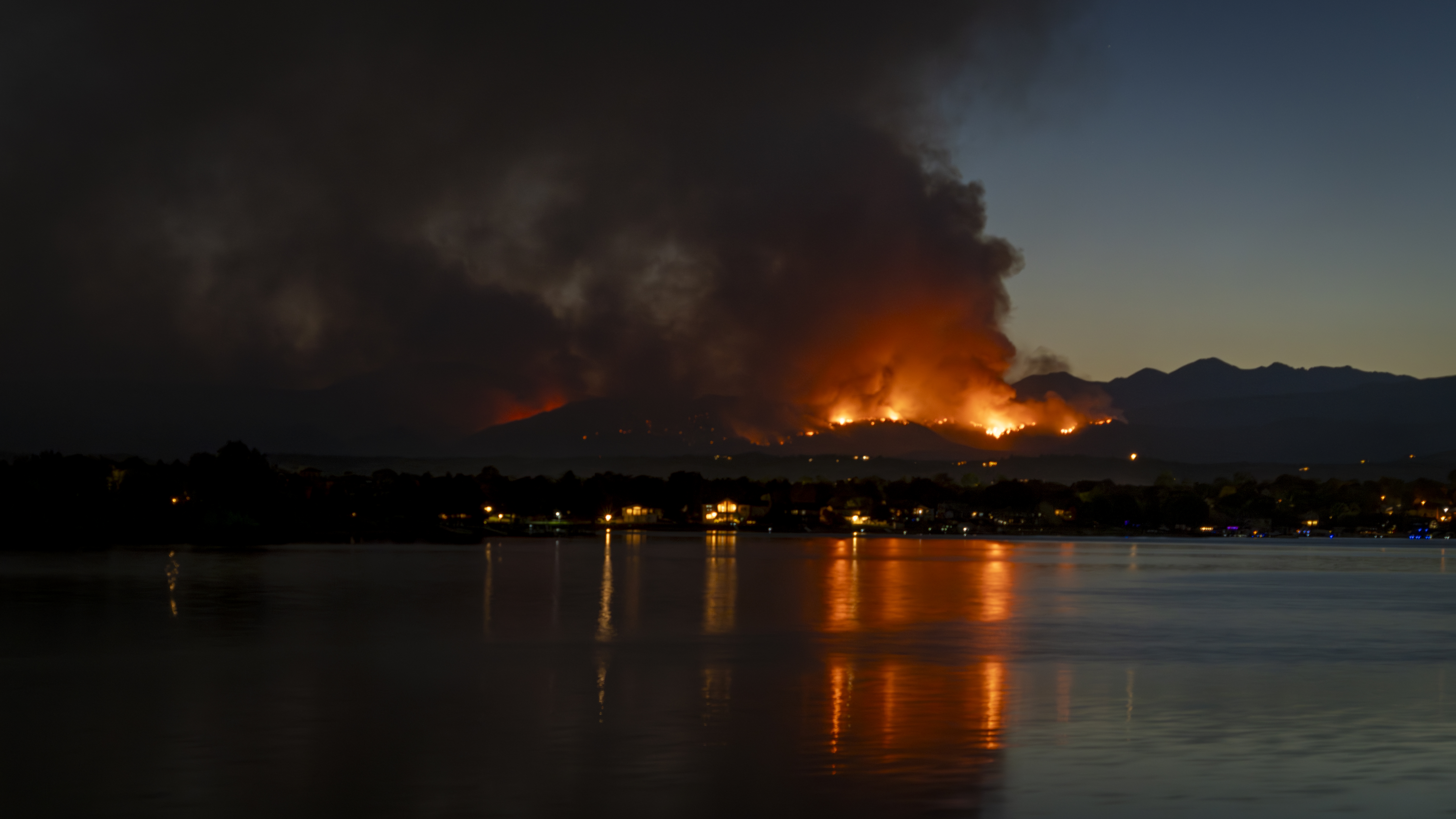 Colorado Wildfires Spread to 40,000 Acres: Live Tracker Maps