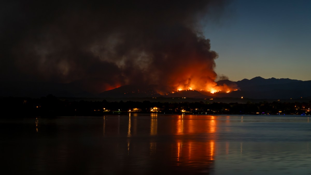 Colorado Wildfires Rage as Dry Conditions Ignite 40,000 Acres