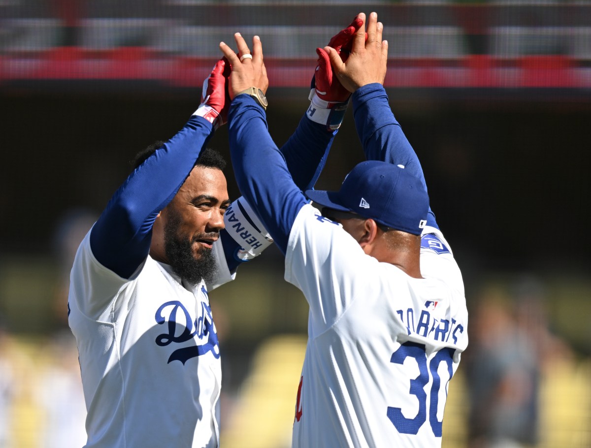 Dave Roberts, dos Dodgers, tem forte reação em meio aos rumores de negociação de Teoscar Hernandez