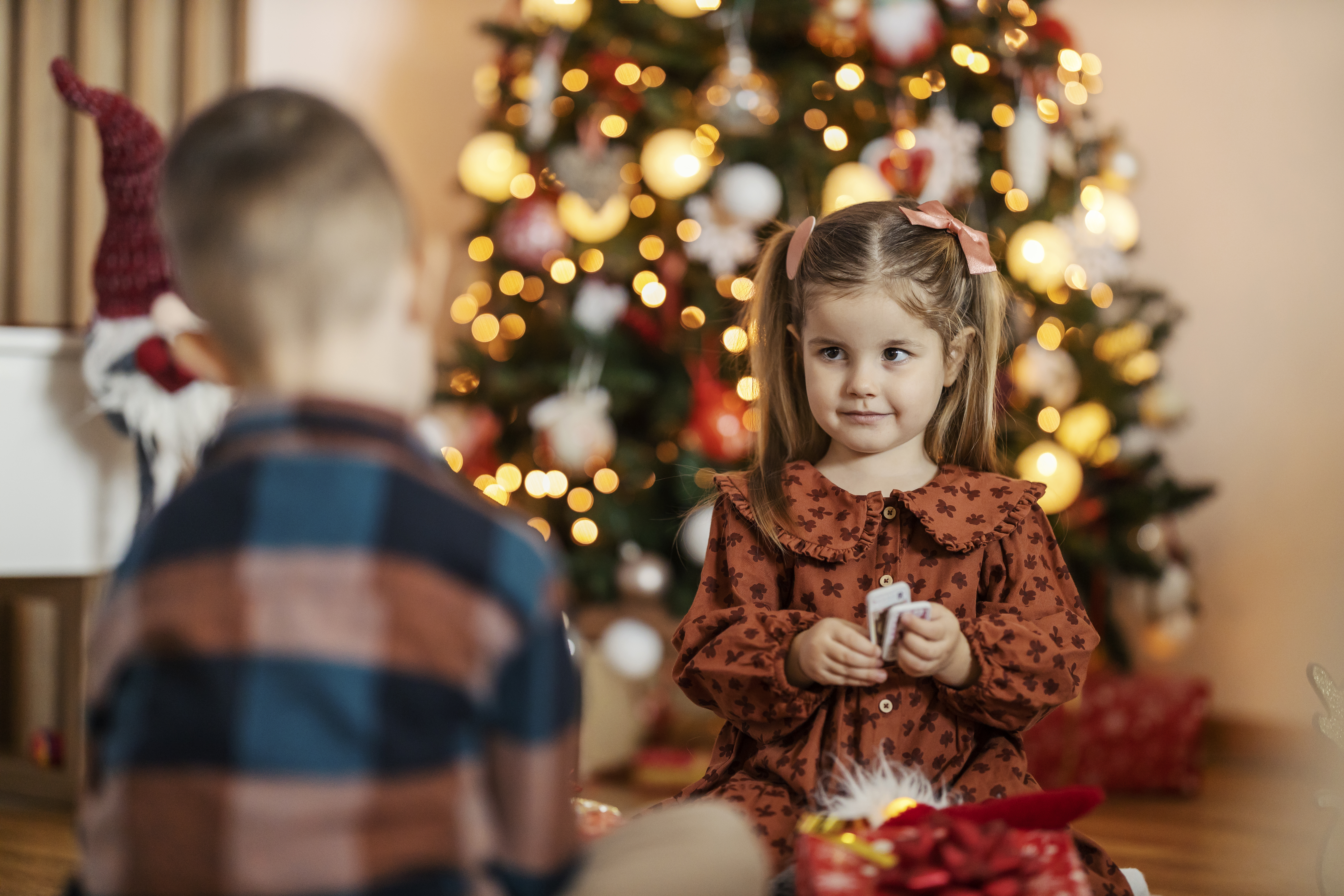 Toddler Begs Mom Not To Hang Christmas Lights—What She Tells Dad Goes Viral