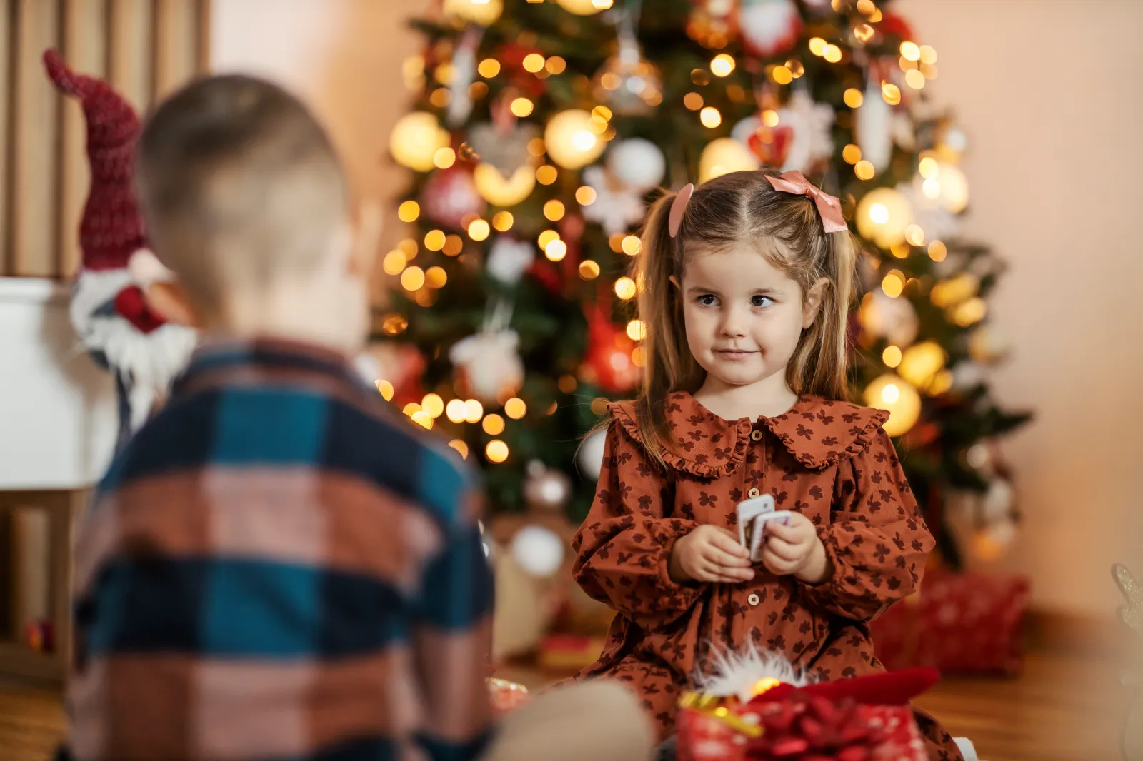 Toddler Begs Mom Not To Hang Christmas Lights—What She Tells Dad Goes Viral