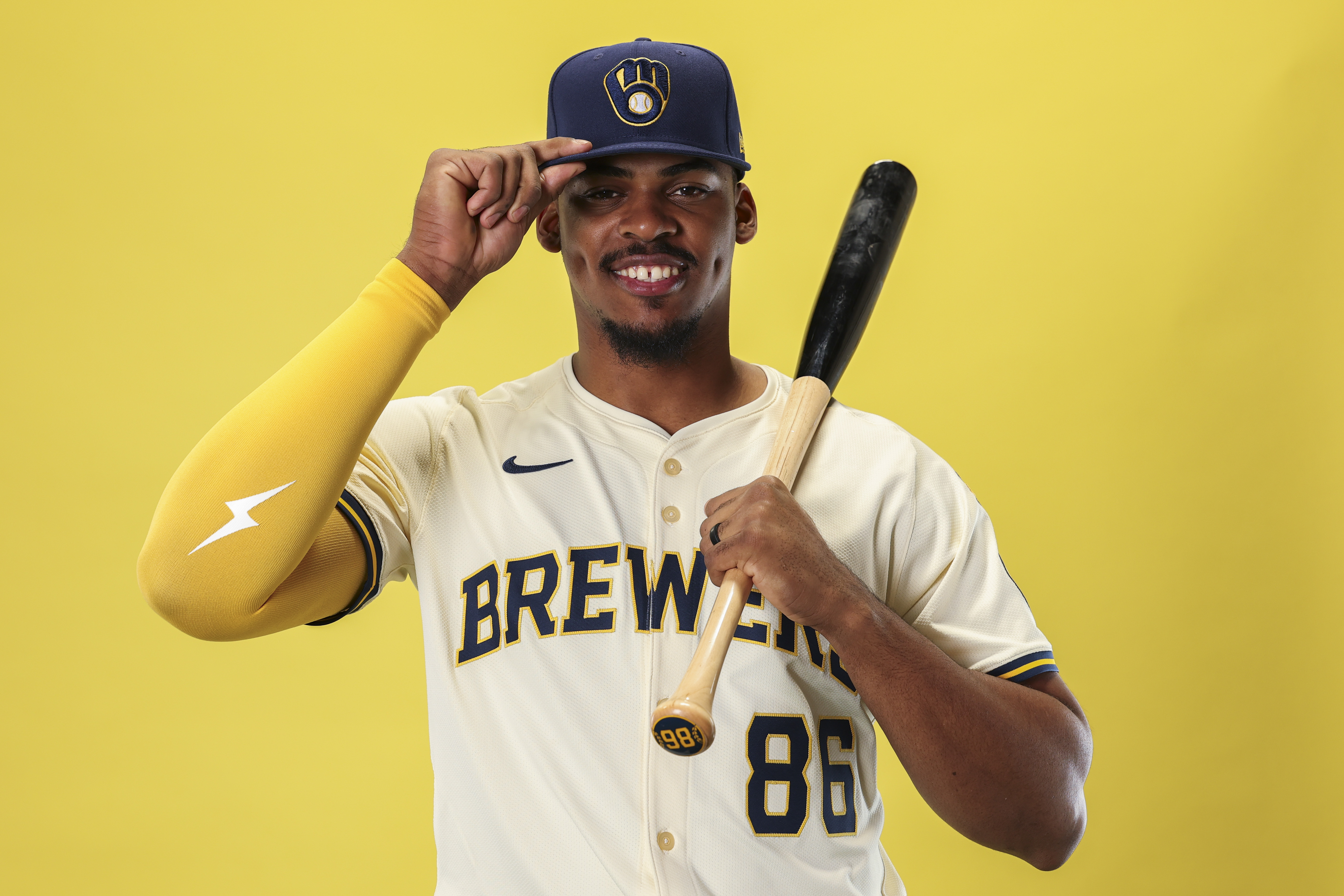 Yankees Sign 6-Foot-6 Slugging First Baseman: Report