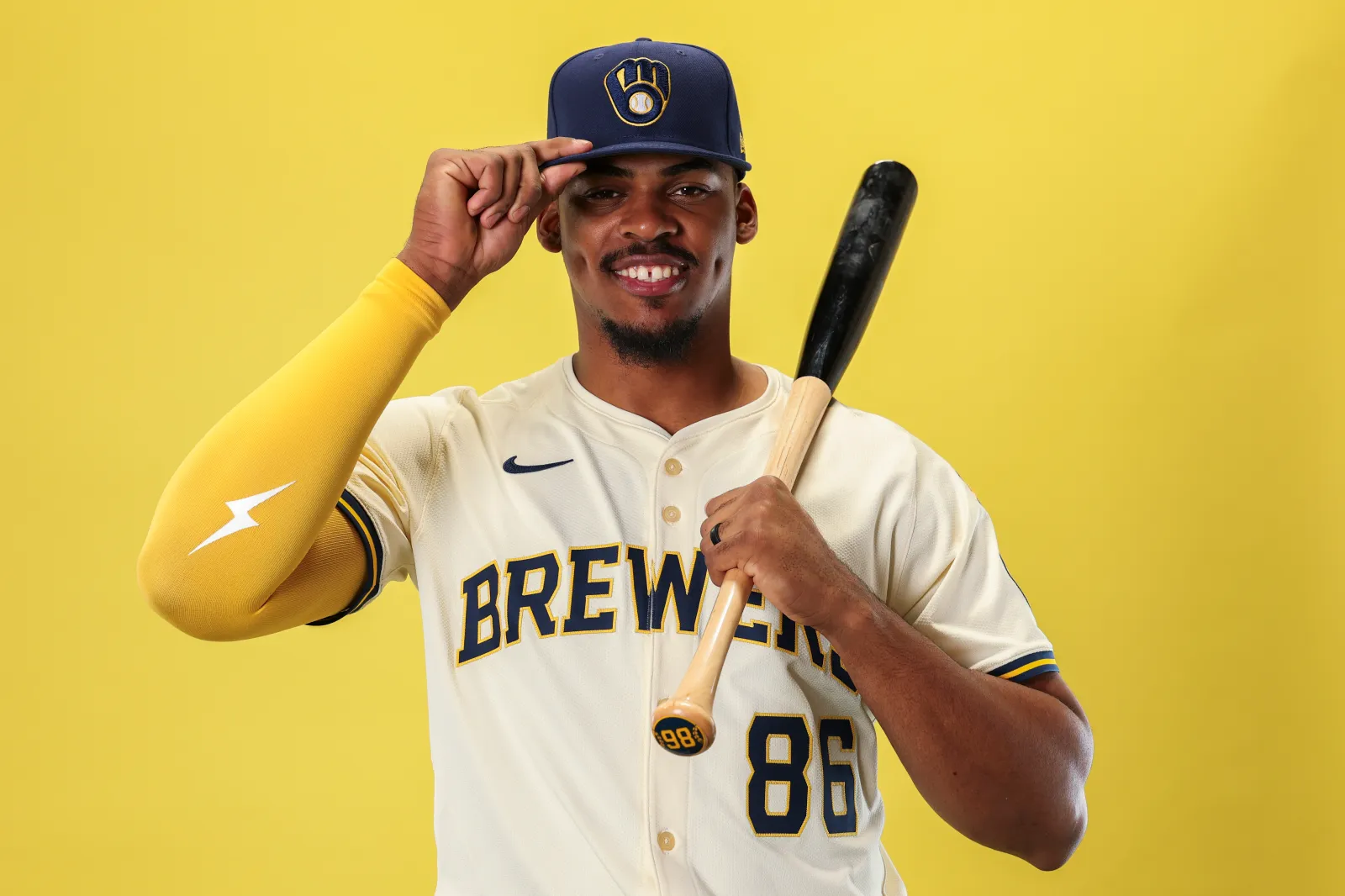 Yankees sign 6-foot-6 slugging first baseman: Report