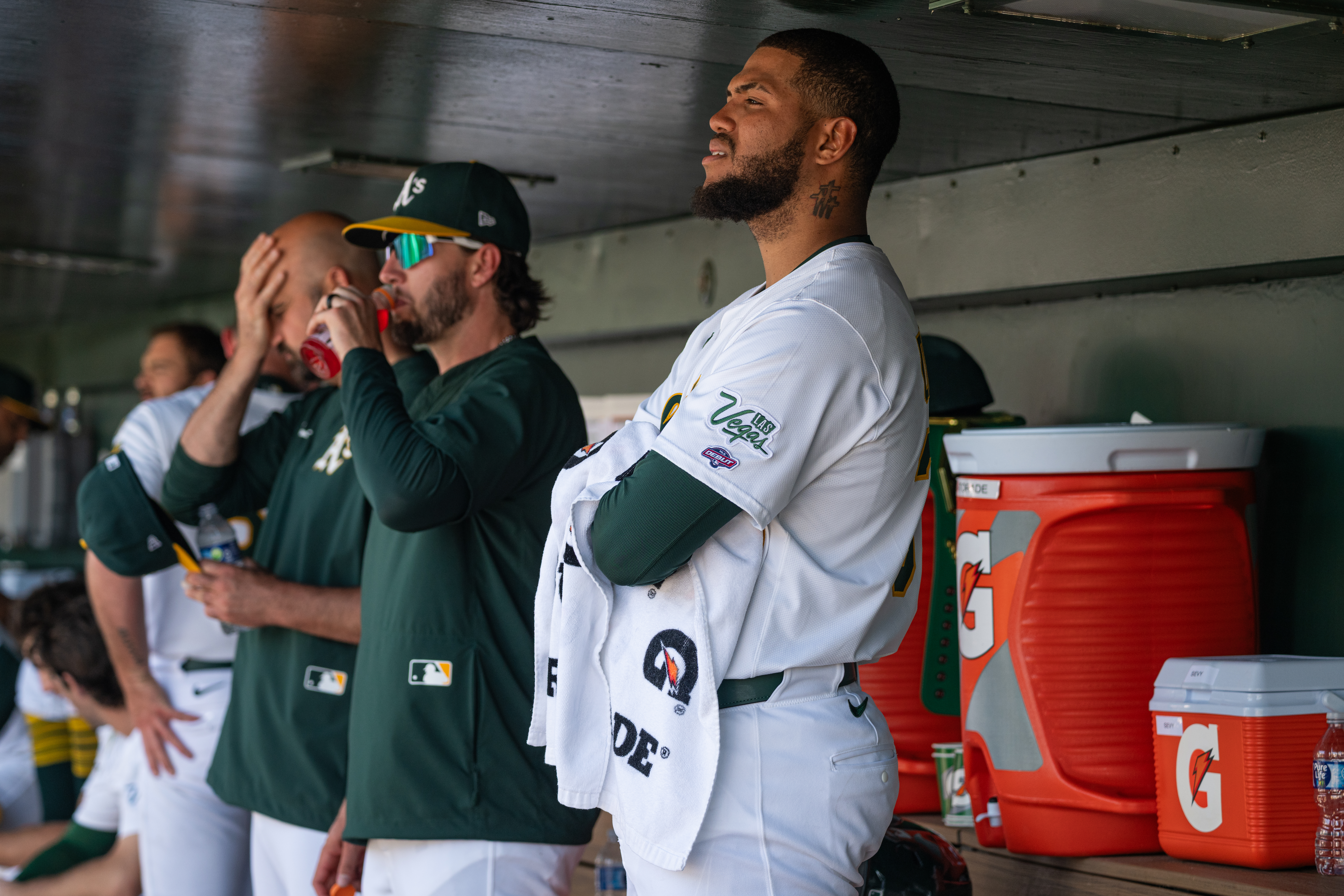 Dodgers Sign 6-Foot-7 Pitcher in Free Agency