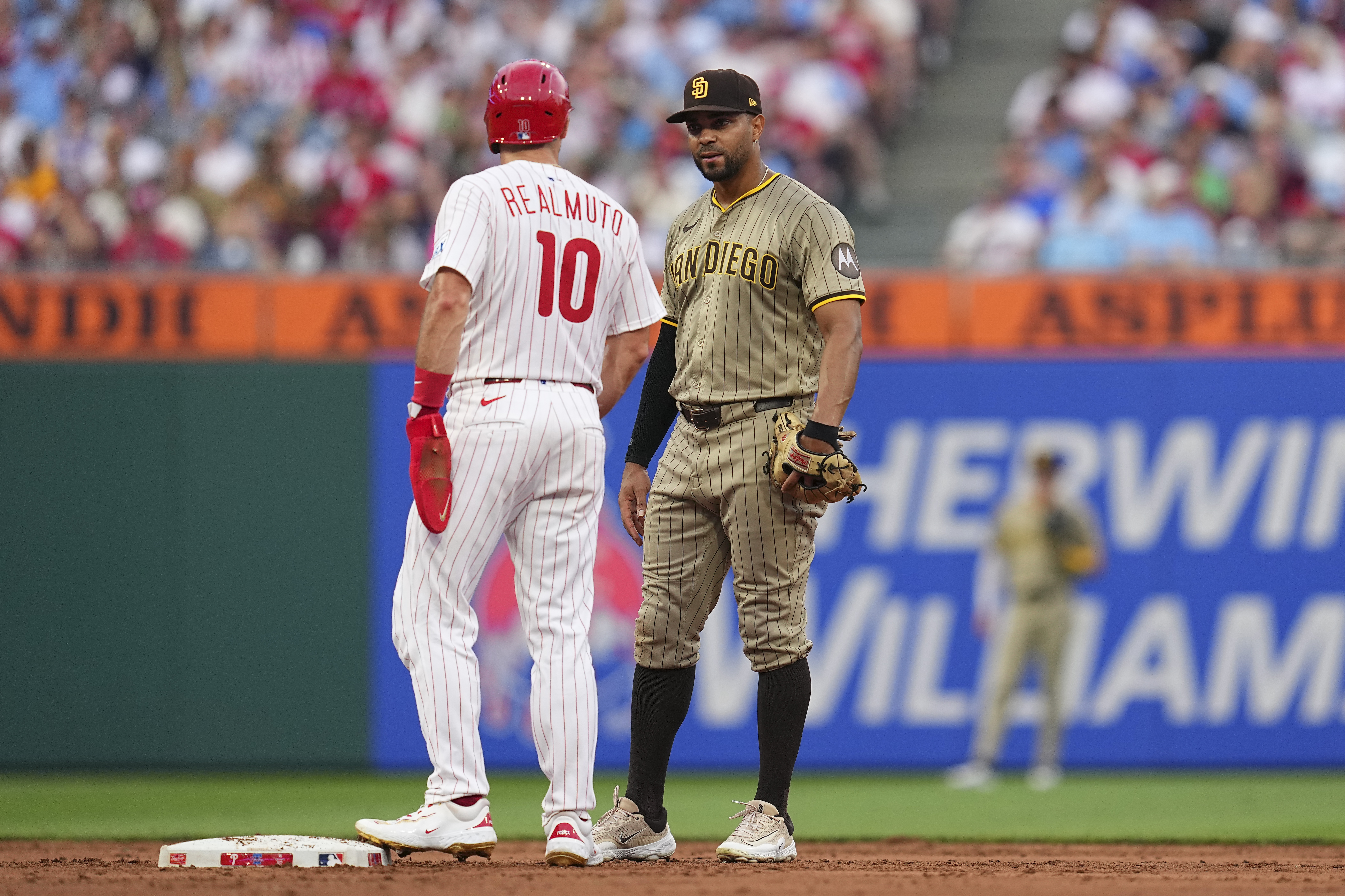 Phillies' $34 Million Gold Glover Predicted To Leave For Deal With Padres