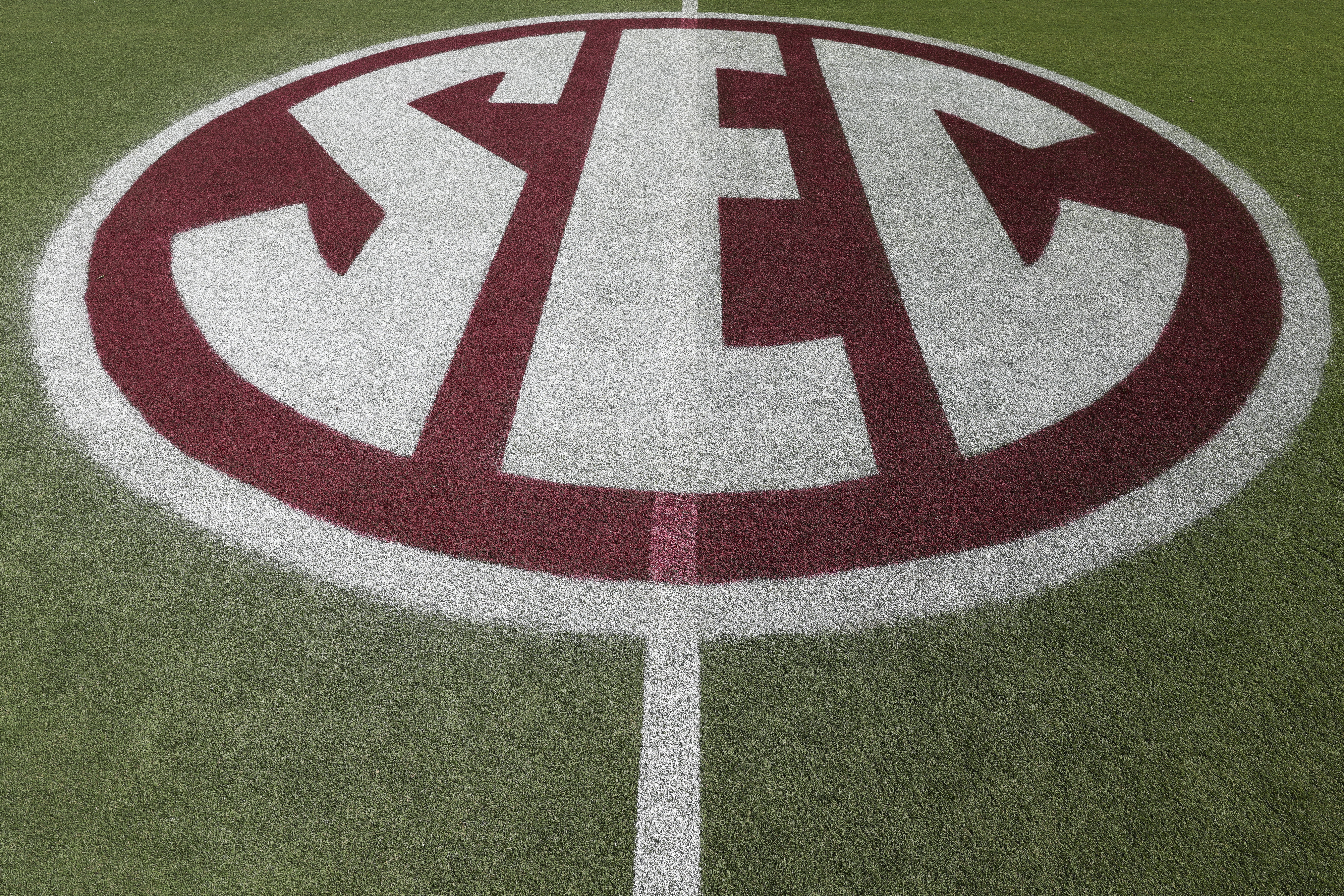 6,000-Yard SEC Dual-Threat Quarterback Enters Transfer Portal