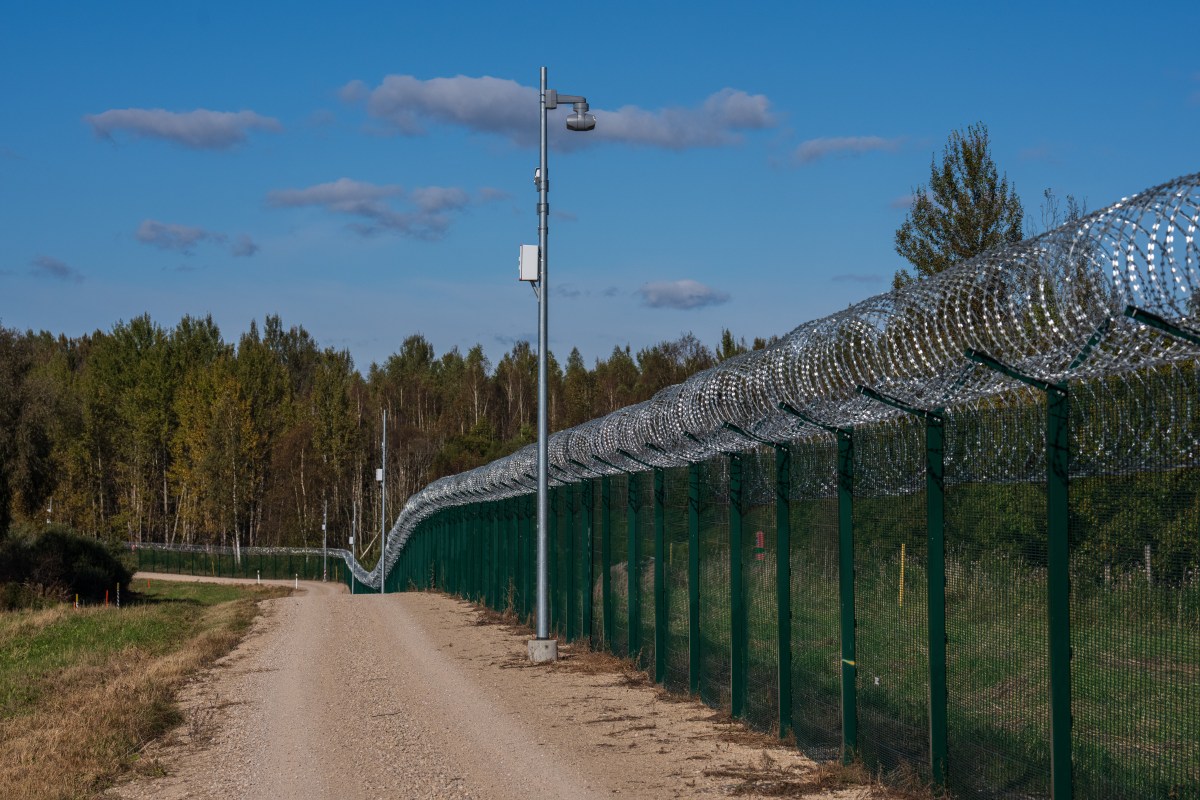 A nação da OTAN começa a construir bunkers de concreto na fronteira com a Rússia. A nação da OTAN começa a construir bunkers de concreto na fronteira com a Rússia.