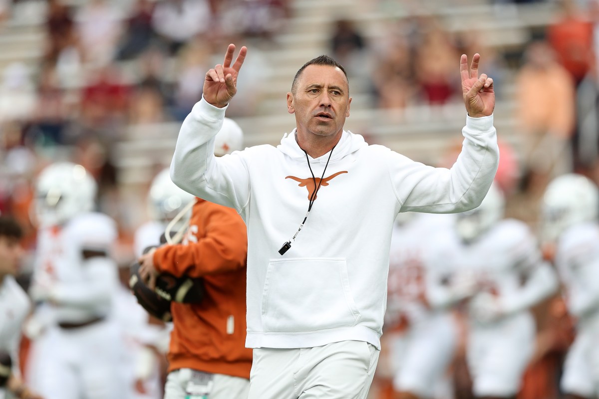 Steve Sarkisian, do Texas, poderia roubar um Star Defender de Bill Belichick.