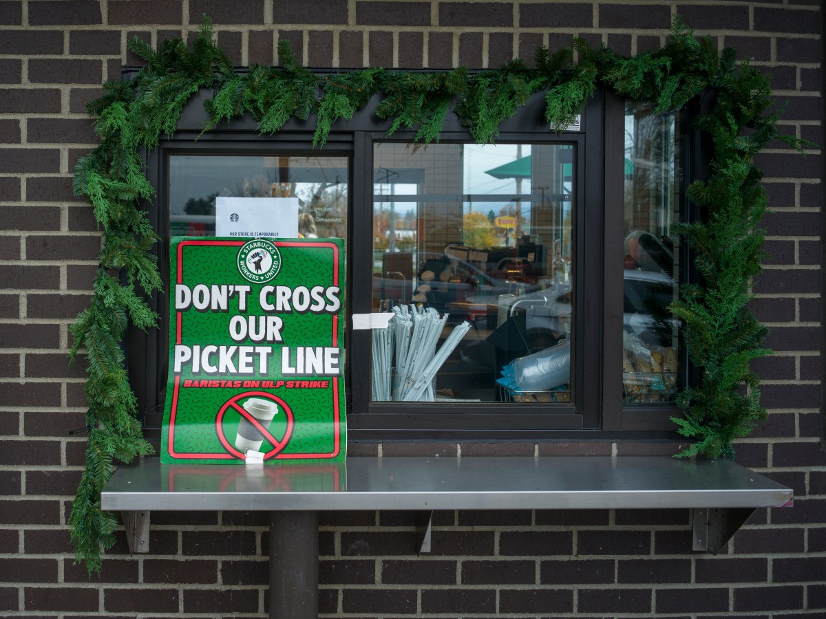 Los trabajadores de Starbucks protestan en la sede de la empresa: ‘Miren este espacio’