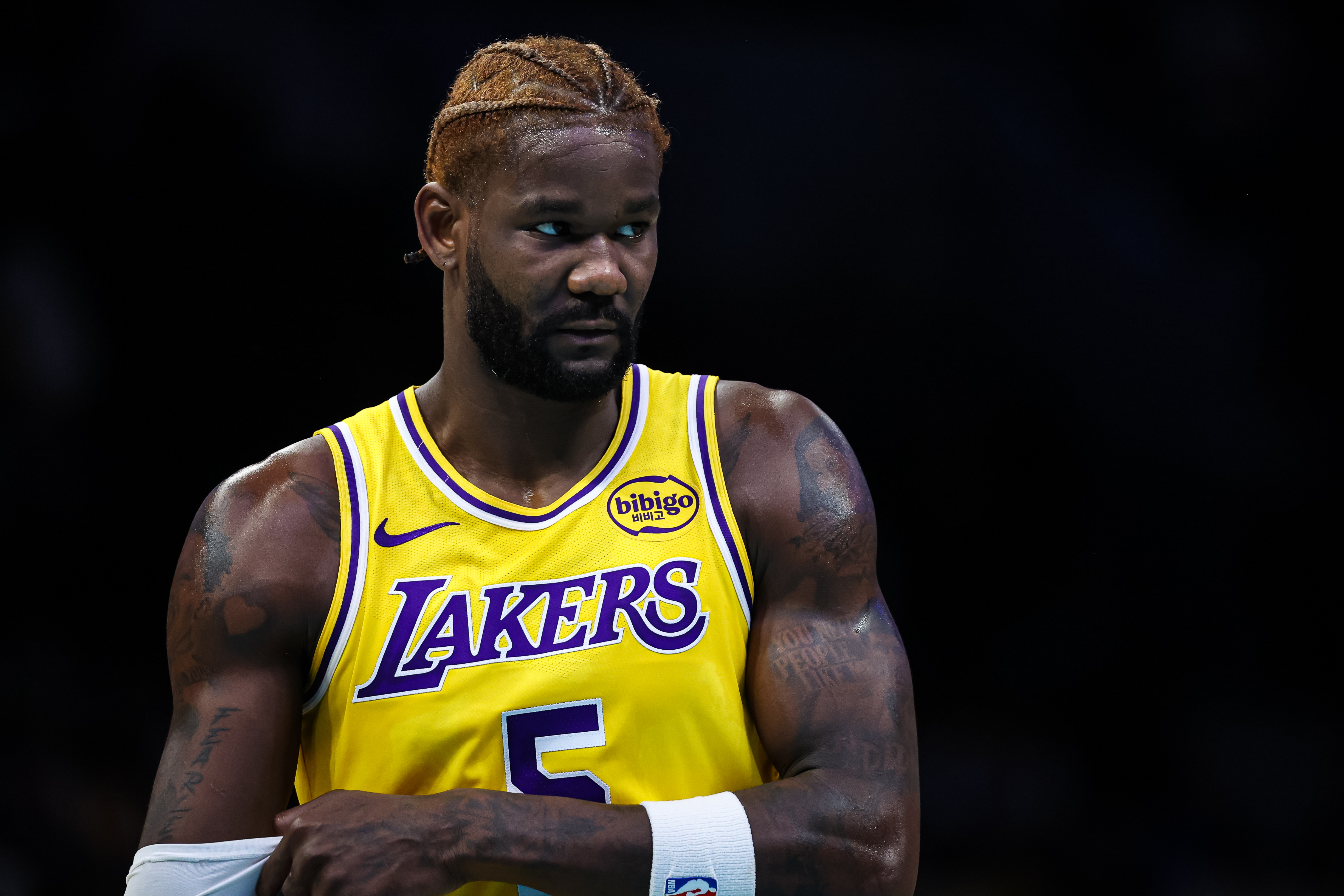 Lakers' JJ Redick Reacts to Deandre Ayton Injury Scare vs Pelicans