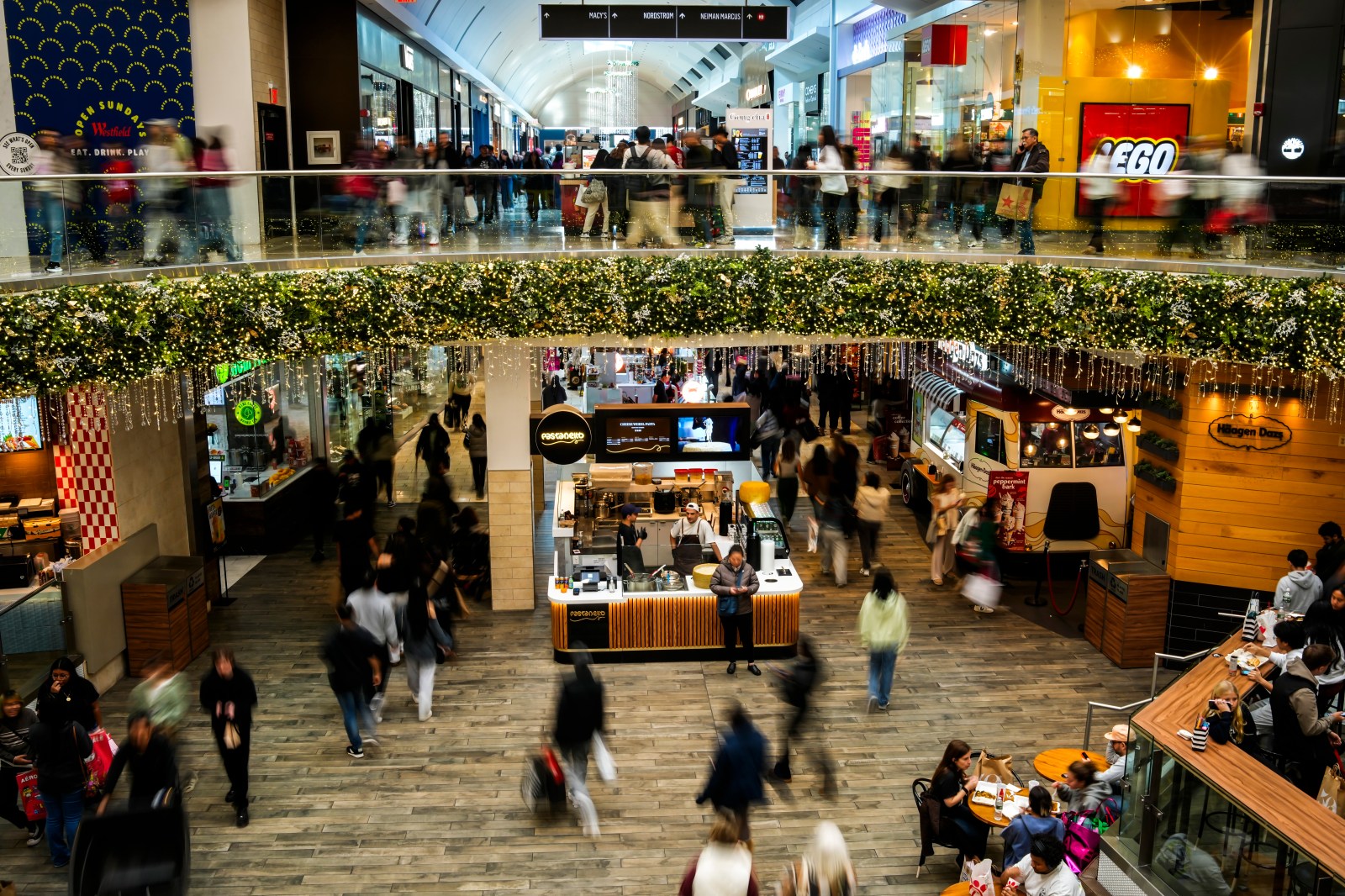 Black Friday Spending Raises Eyebrows Over US Economy