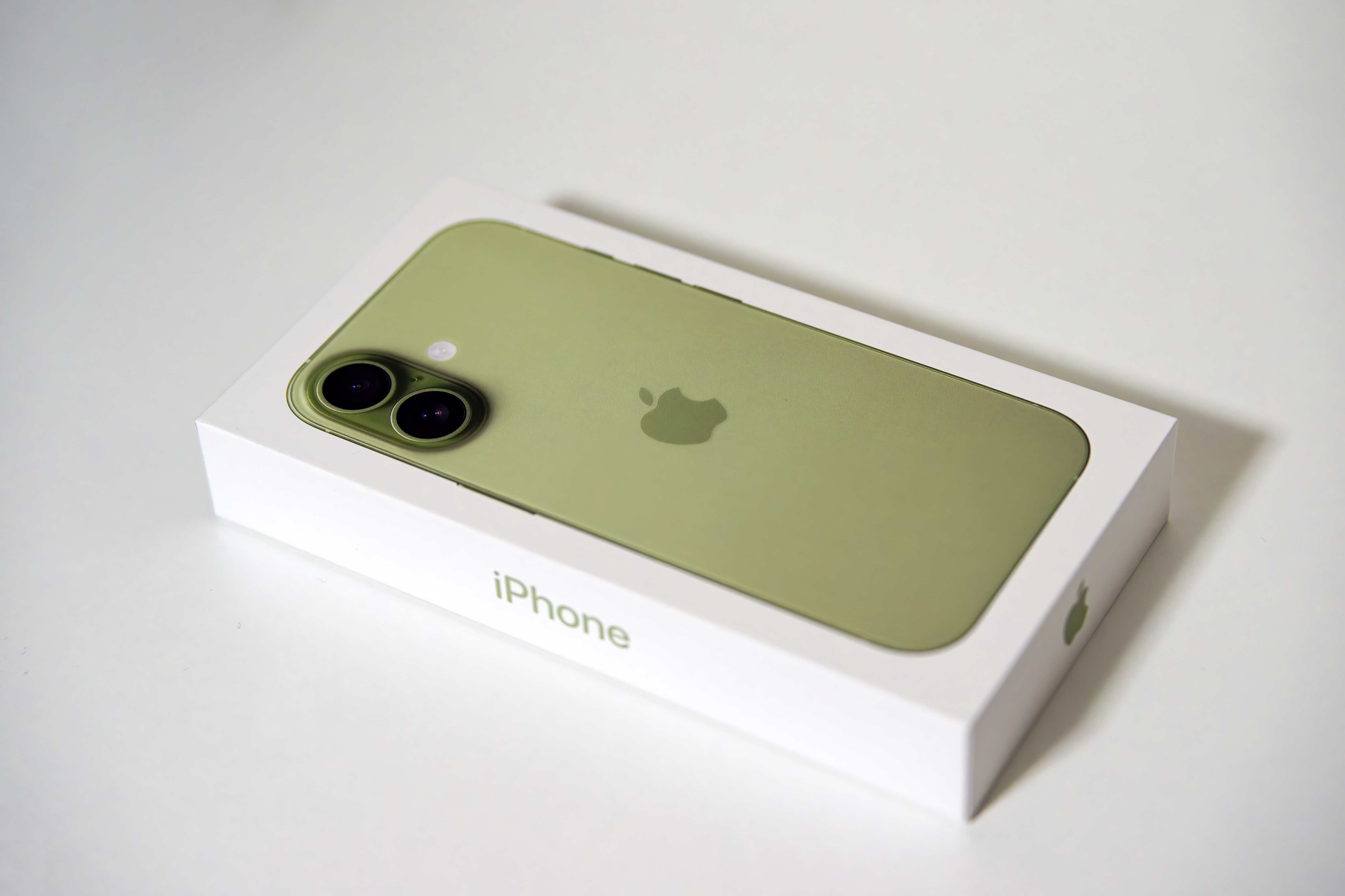 Woman Gets iPhone 17 Pro, What She Uses Camera for Has Internet in Stitches