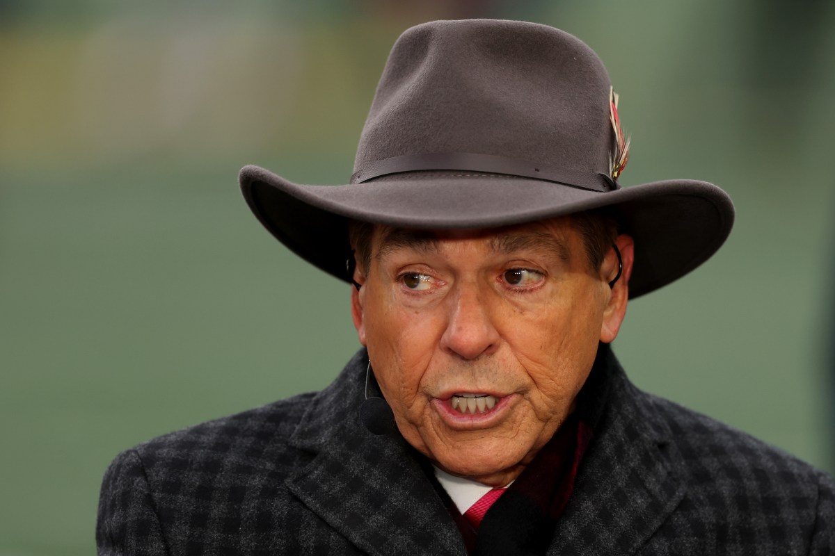 Nick Saban prevê quem vencerá o confronto Ohio-Indiana Big Ten.