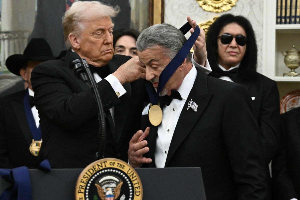 Trump entrega medalhas do Kennedy Center aos homenageados de 2025 na Casa Branca.