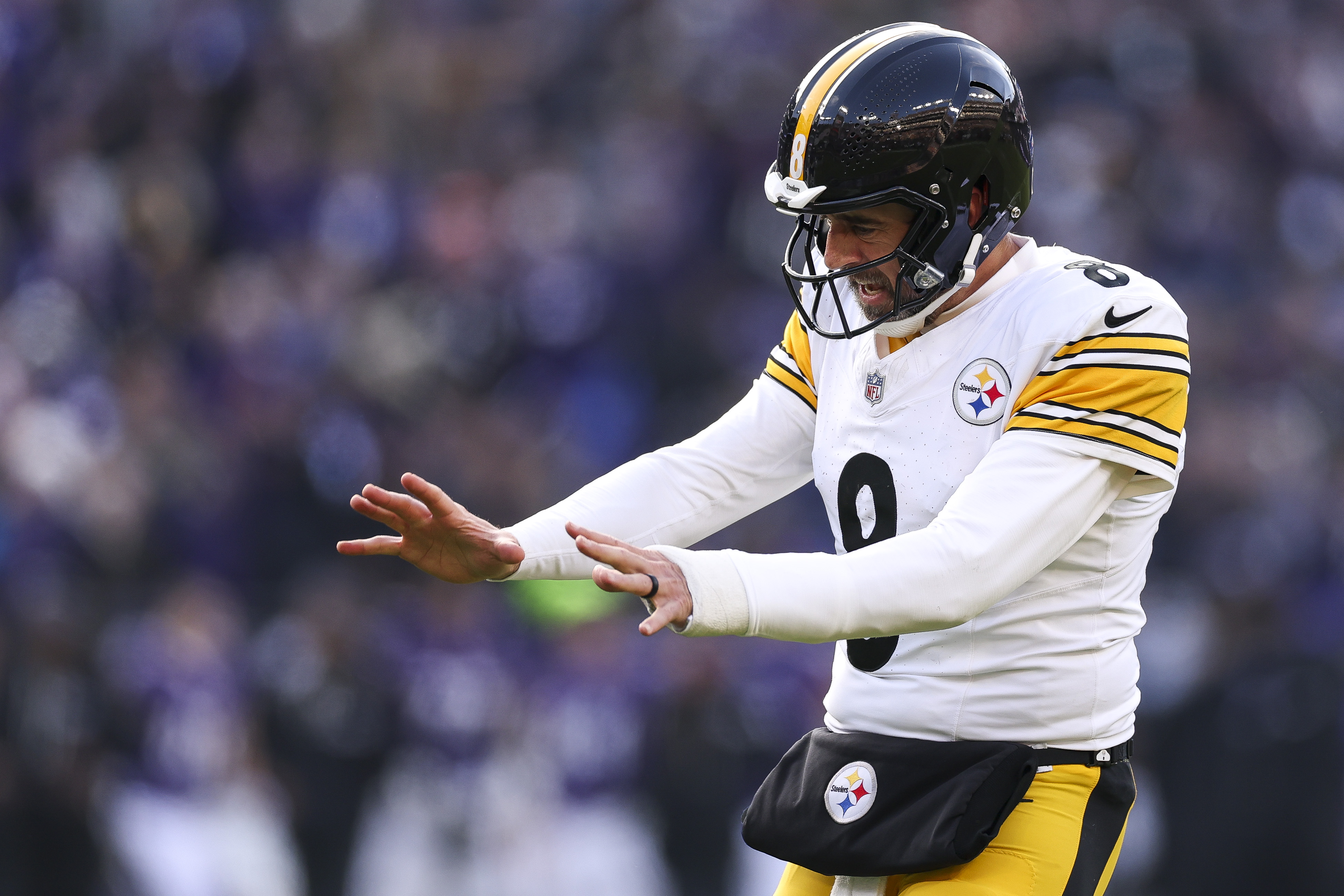 Aaron Rodgers Seemingly Throws Jab at Steelers WR