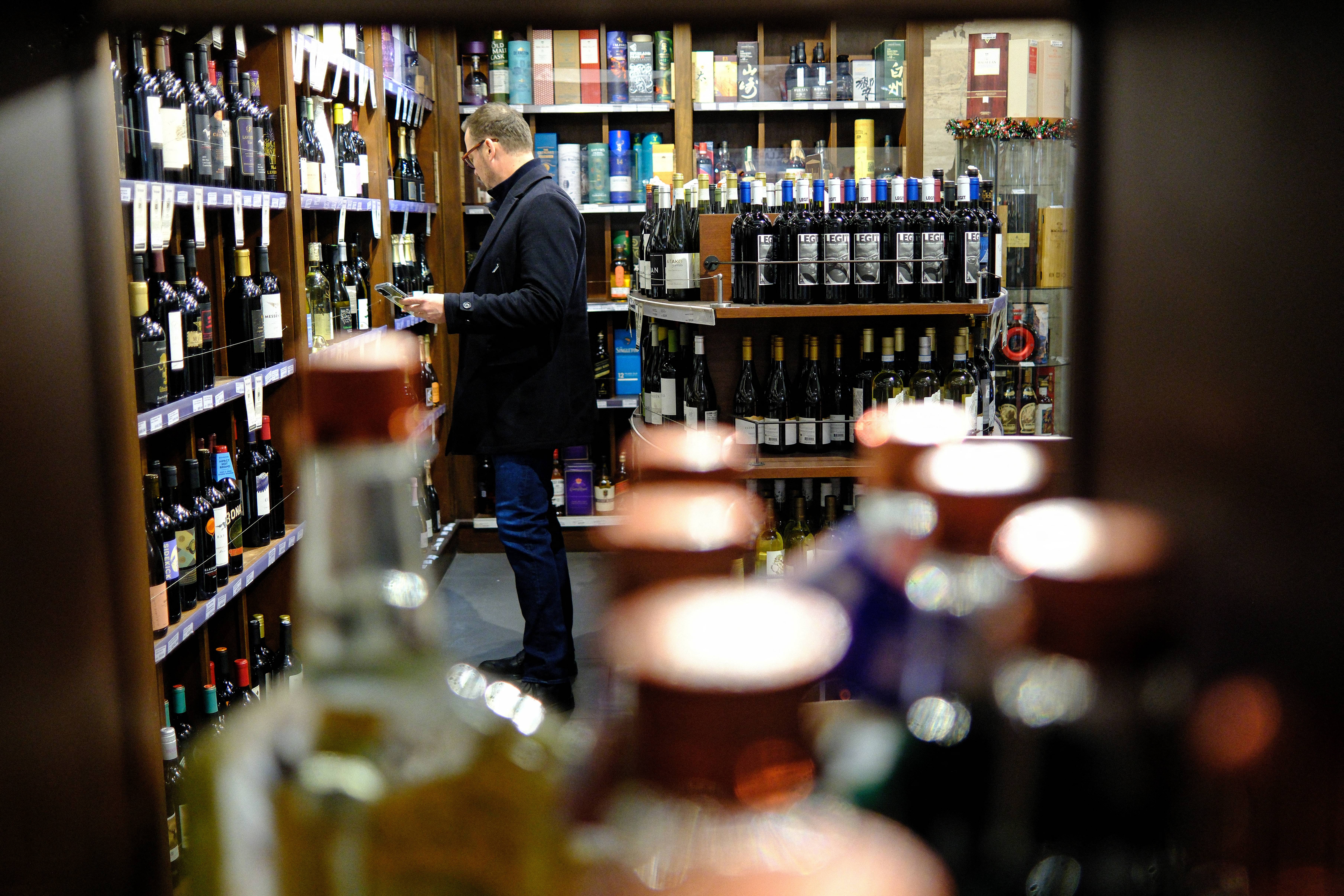 List of Liquor Stores Open on Christmas Eve and Christmas Day 2025