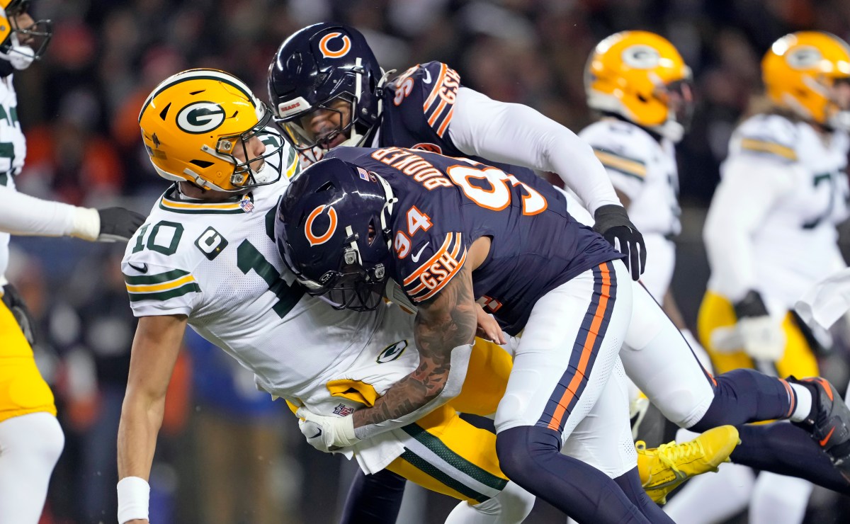 El mariscal de campo de los Packers, Jordan Love, abandona el juego de los Bears después de recibir un golpe brutal