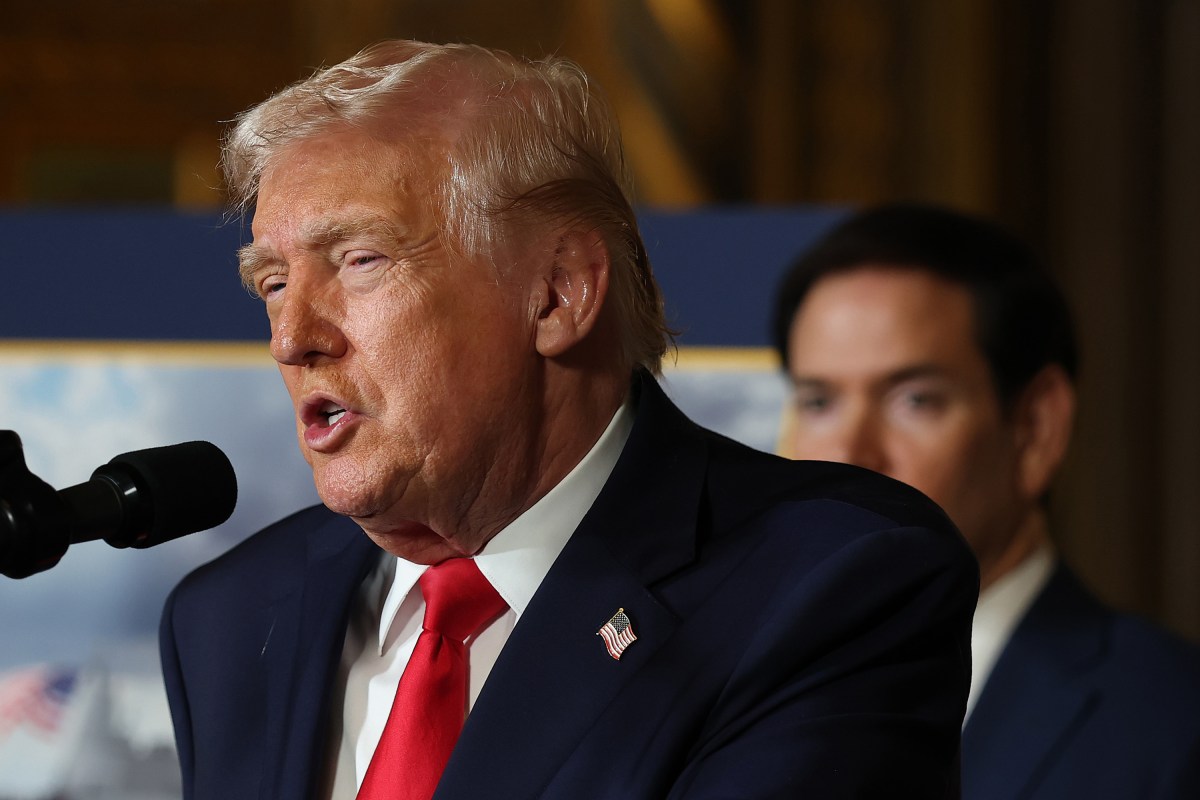 Trump viajó en el jet privado de Epstein ‘muchas más veces’, revelan archivos