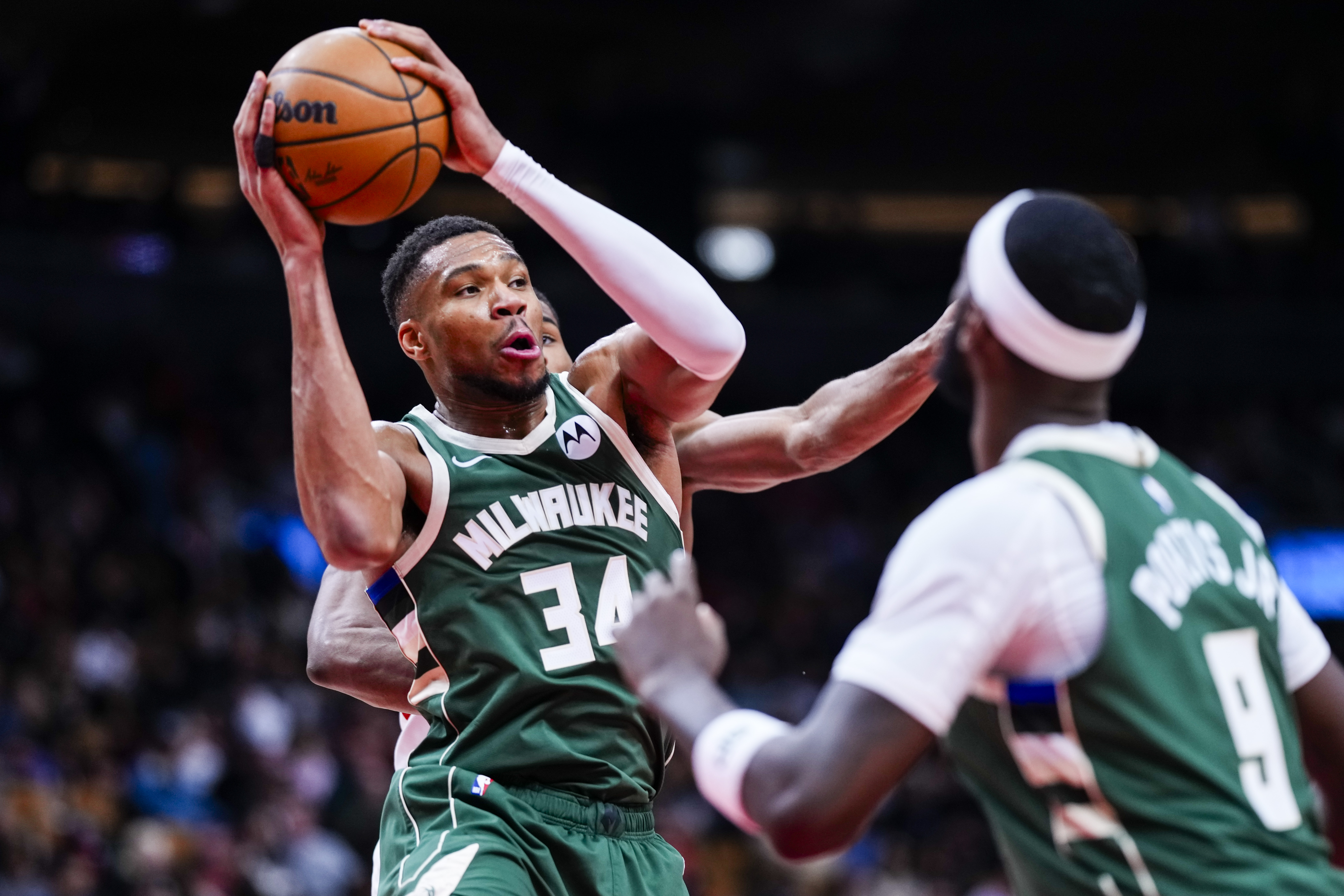 Giannis Antetokounmpo Linked to West Contender in Blockbuster 3-Team Trade Idea