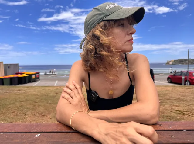 Jessica Chapnik Kahn conta sua história em Archer Park, Bondi. Imagem: Simon Crer/Newsweek