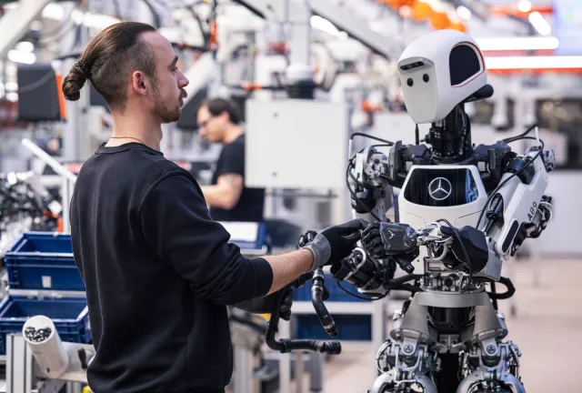 Mercedes employee with Apptronik robot
