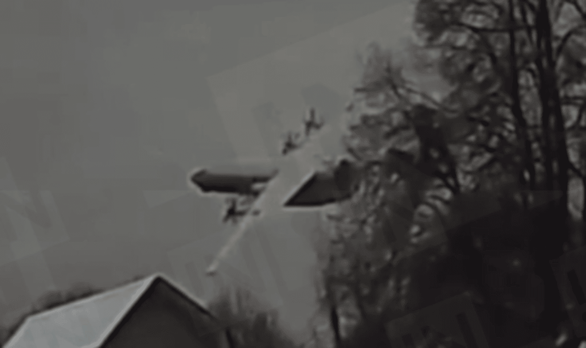 O vídeo parece mostrar um avião russo An-22 caindo no ar.