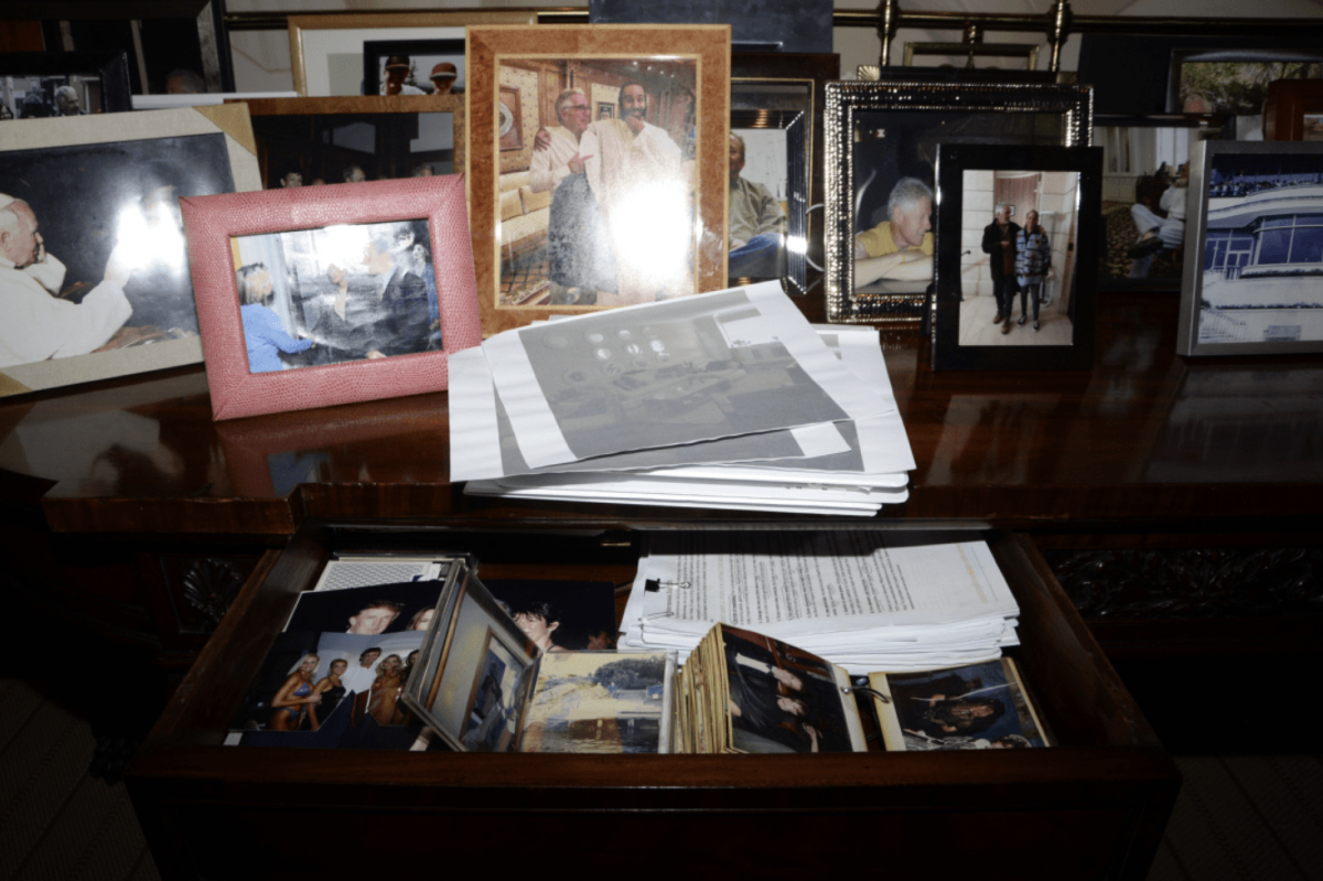 Fotos de Trump eliminadas del archivo de Epstein se vuelven a publicar después de la revisión del Departamento de Justicia