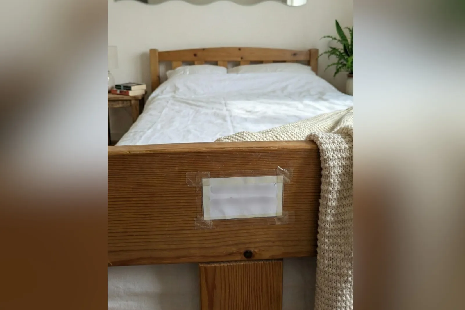 Couple Book Air Bnb, Find Note Attached to Bed—Shock Over What It Says