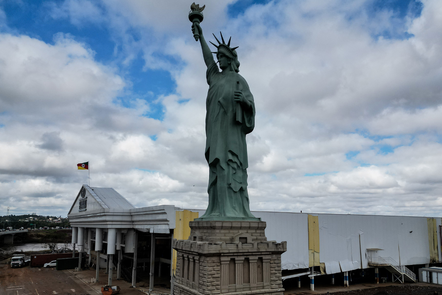 激レア　ドルガバ　Statue of Liberty tanktop A replica of the Statue of Liberty toppled after strong winds
