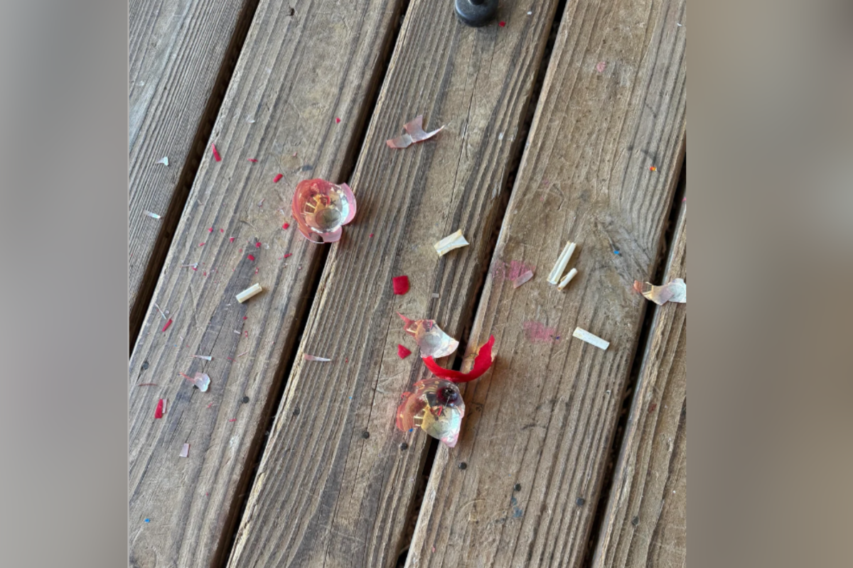 La abuela rompe un adorno navideño de décadas de antigüedad y se sorprende por lo que se esconde en su interior