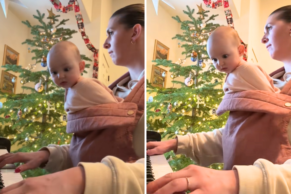 Mamá de la película toca el piano con su bebé y luego se sorprende por lo que ve