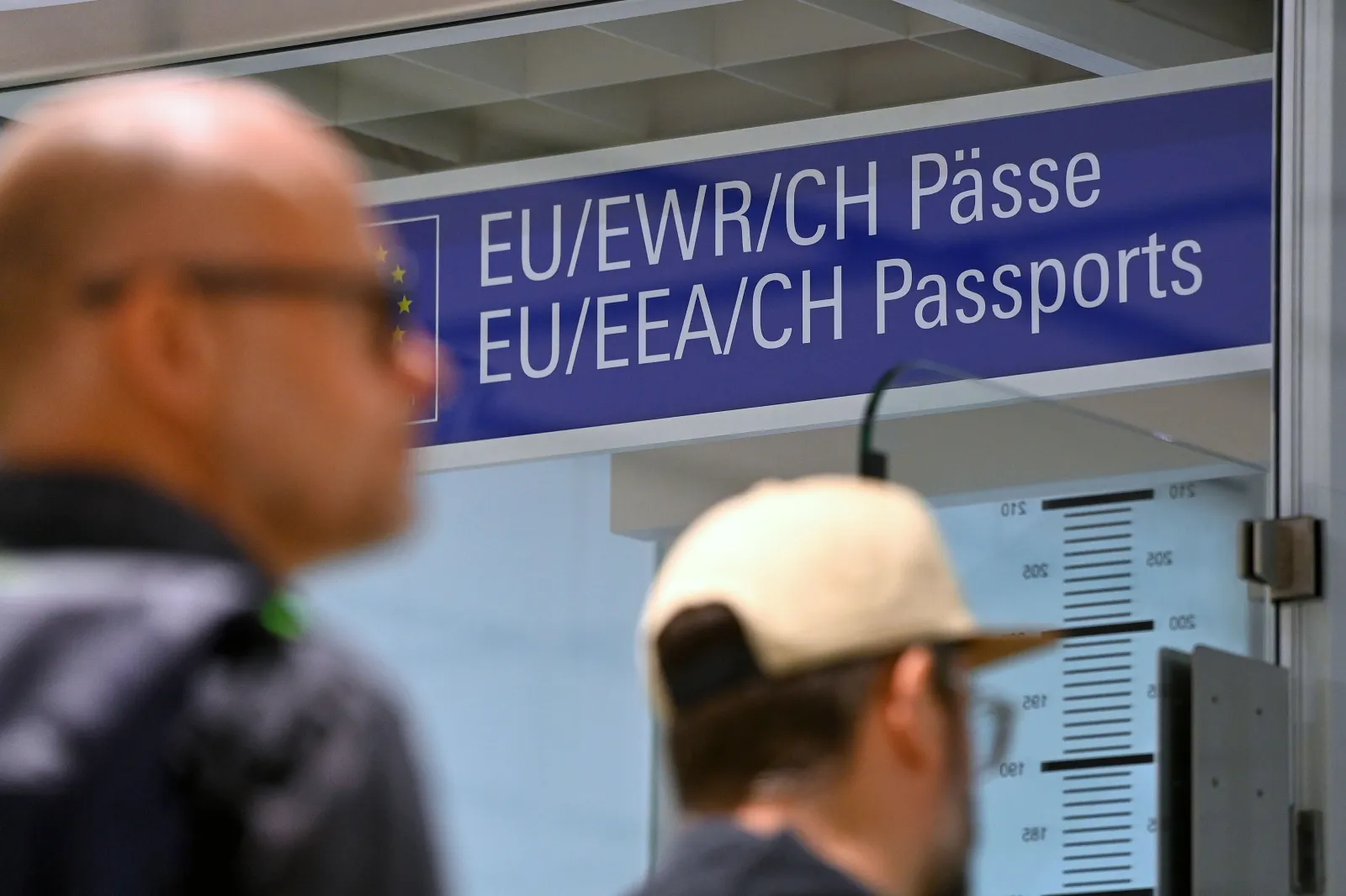 Passengers, go through passport control at Franz-Josef Strauss Airport in Munich.